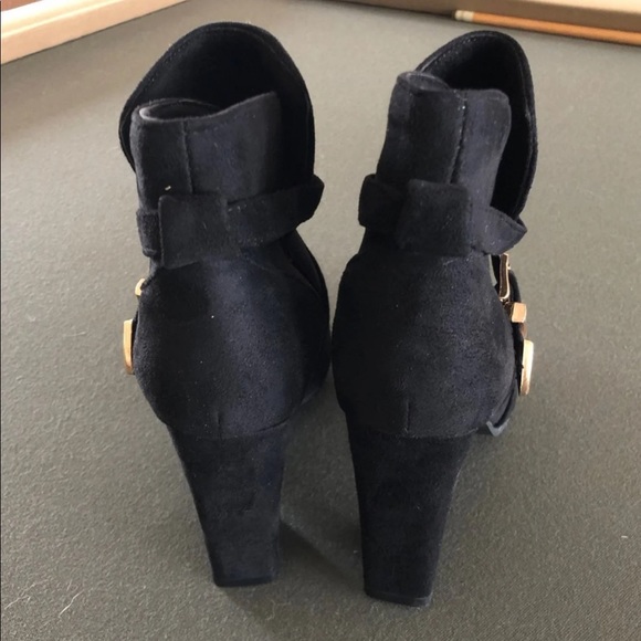 ❌SOLD❌Black Booties w/Gold Buckle 38 NIB - Picture 5 of 8